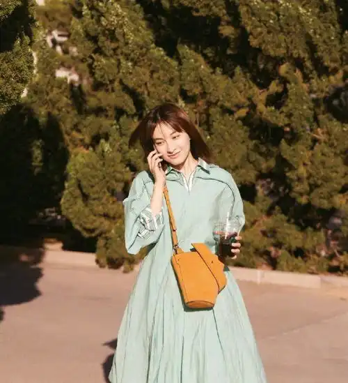 身穿条纹衬衫,配绿色连衣裙,阳光下美成了初恋脸
