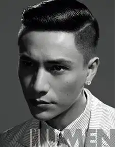 肩上蝶上映在即陈坤桂纶镁贴面互咬
