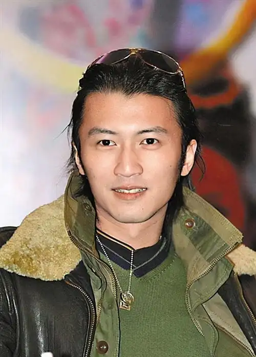 40岁谢霆锋坚持素颜出镜,颜值赶超小鲜肉,依旧是男神
