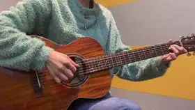 听一遍就立即爱上的幼儿园小女孩吉他弹唱隐形的翅膀
