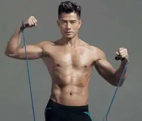 53岁郭富城尽力保持年轻,凌晨3点仍狂健身,网友娶娇妻的代价
