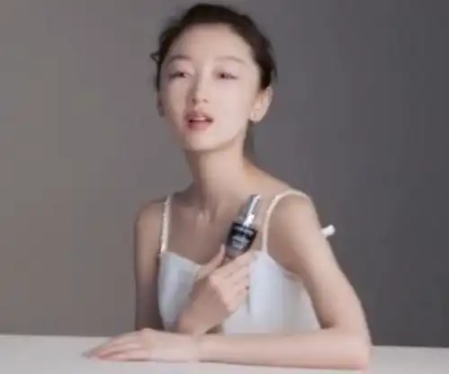 有种盲目自信叫周冬雨,挑战牛奶裙拍广告,真当自己没男粉
