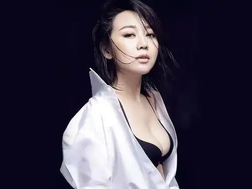 47岁的闫妮,颜值与身材不输自己的女儿,网友越活越年轻
