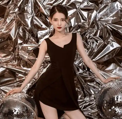 北大校花毕业照走红,颜值才华双双在线,没想到评论区却翻车了
