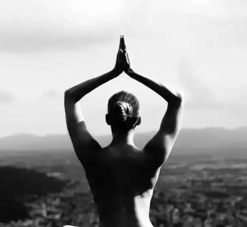 瑜伽的时候头发怎么弄才好看
