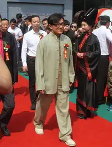成龙代言房产着中式服装扇卡通扇子

