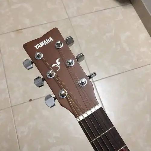 转一把雅马哈f310适合新手弹的吉他
