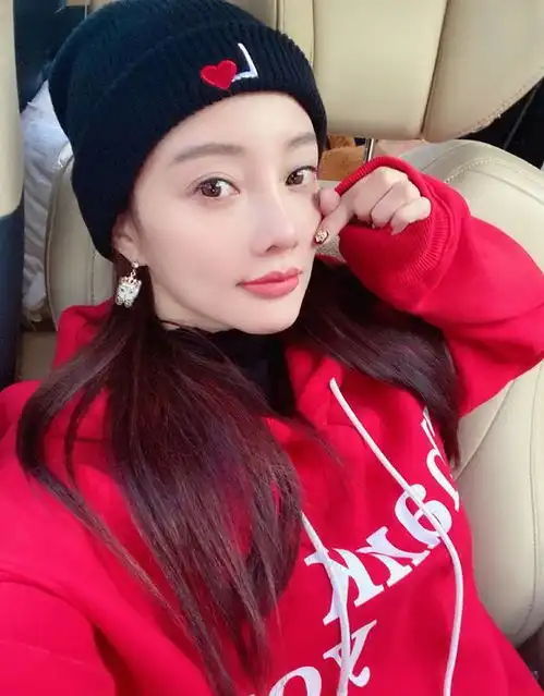 当网红带货李小璐与闺蜜一同出镜带货,圣诞节仍不忘营业晒自拍
