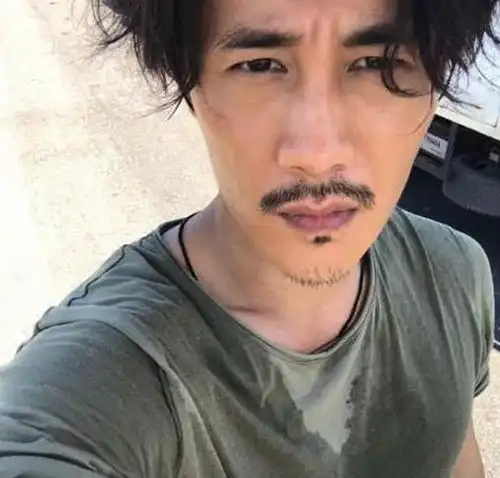 杜淳转型成大叔为拍戏蓄起胡子,皮肤黝黑像变一个人
