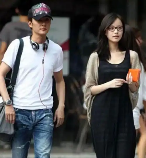 2012年,34岁的冯绍峰恋上小10岁的倪妮,两人微博高调宣布恋情
