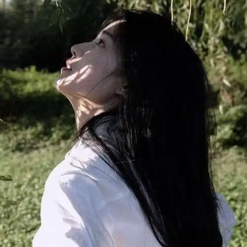 真人女生头像暧昧横行的时代不适合恋爱
