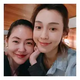 范玮琪与好姐妹小s贴脸自拍脸型神似调侃其是小瘦子
