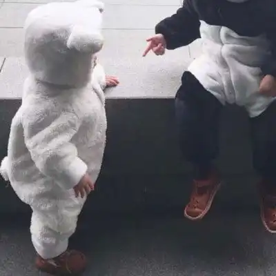 呆萌情侣头像一左一右小孩此人单身欢迎勾引
