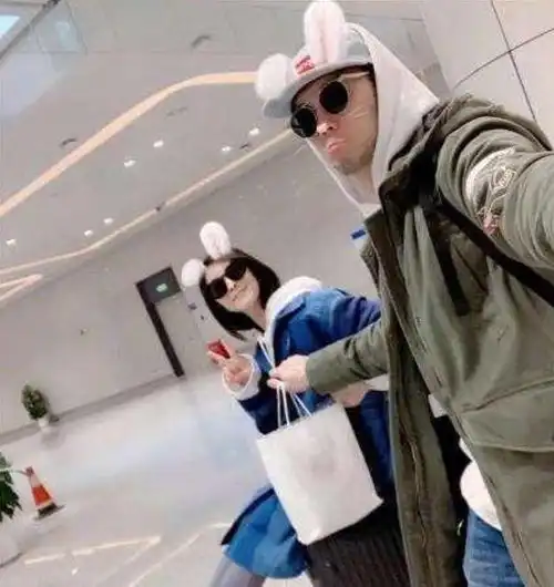 她和赵奕欢是烂片姐妹花,如今一个嫁入豪门,一个沦为网红
