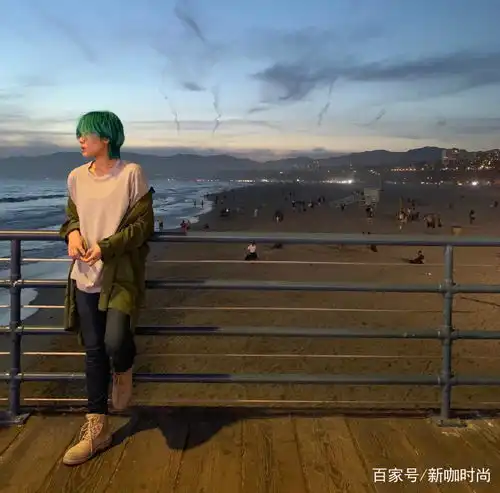 窦唯小女儿16岁就这么胆大蓝发红唇够惊艳,造型不输窦靖童
