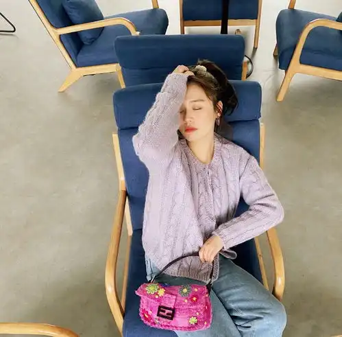 钟楚曦马思纯同框拍杂志,同是电影脸,谁的表现力更好
