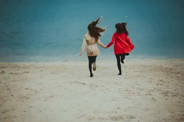 我发工资请女朋友吃饭,她先后叫来五个人,去结账时我愣了
