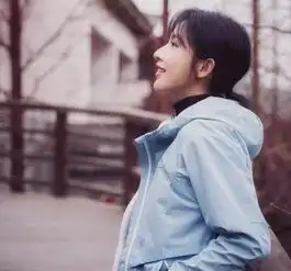 hi舍友张俪的衣品好到爆,但你一定还不知道她还是少女肌
