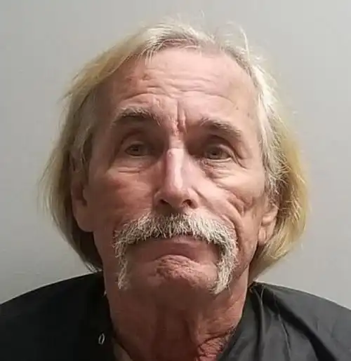 惊险特朗普再遭刺杀威胁此前户外活动站在防弹玻璃后讲话
