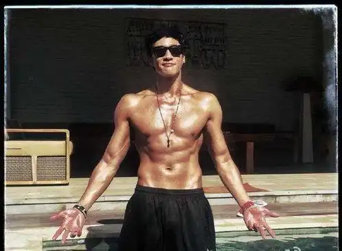 彭于晏这是我的腹肌,何润东看看我的,王宝强麻烦让让
