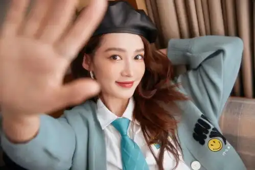 她撞脸鞠婧祎女星欧阳娜娜真的do脸了
