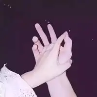 qq情侣头像手牵手手牵手背影qq情侣头像一对
