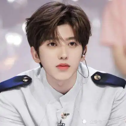 蔡徐坤气质太迷人皮草造型秒变精致贵公子,漫画里走出来的王子
