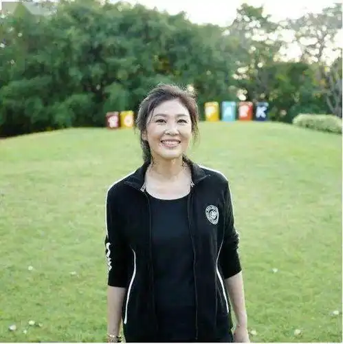 英拉晒健身照,53岁穿一身黑秀出优美曲线,气质状态令人羡慕
