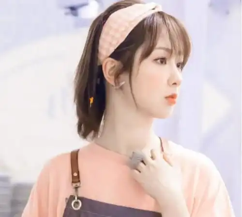 杨紫新造型新鲜出炉,黄t恤齐刘海超可爱,这是在cos普普吗
