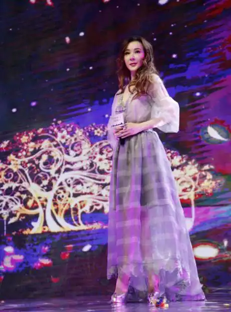 曾被誉为台湾第一美女,如今穿薄荷绿纱裙,尽显清新温柔
