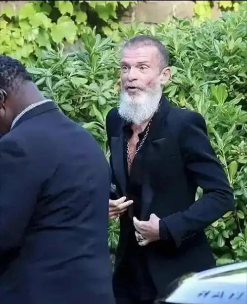 章子怡前男友近照曝光59岁像80岁大爷,打扮时髦,却还是老人味
