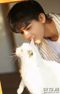 有人知道这个人的名字吗
