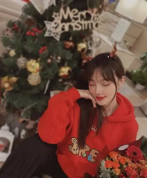 李小璐开圣诞派对打扮精致与闺蜜卖萌自拍,8岁甜馨又黑好几度
