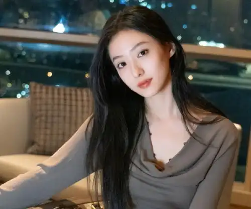 成都这一夜,女明星个个风情万种,白鹿妩媚,倪妮干净,00后崛起
