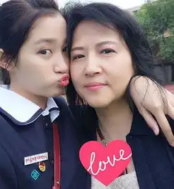 关晓彤妈妈谈教育心得鼓励为主从不动手打
