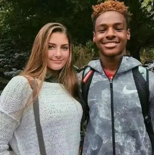 詹姆斯儿子成真正人生赢家篮球天赋远超老爸,女友更是十分迷人
