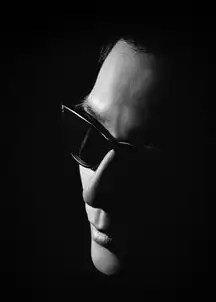 陈楚生黑白头像片曝光黑超遮面展熟男魅力
