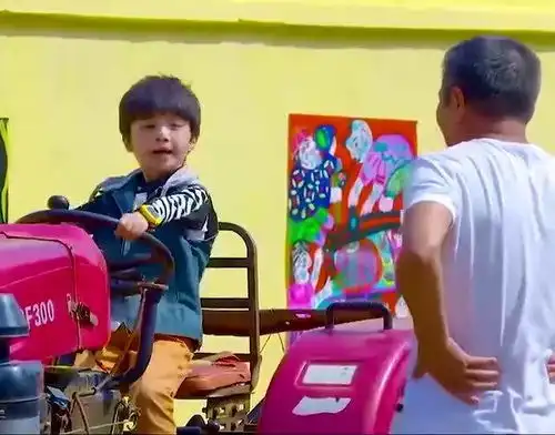 孙子第一次回农村,跟爷爷玩疯了,差点都不想回城里
