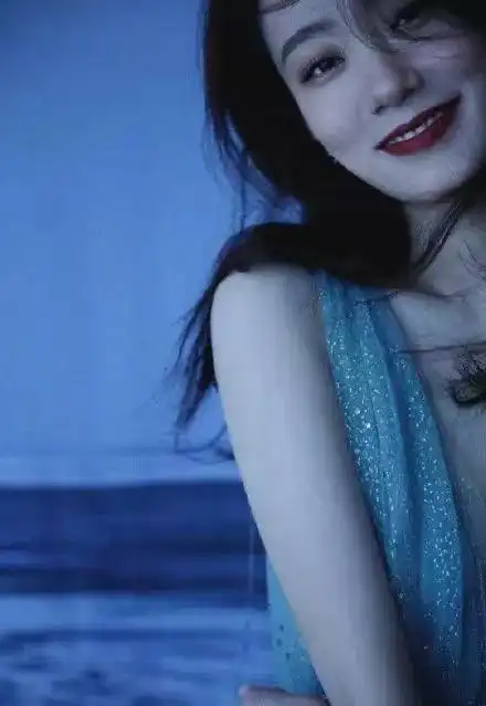 演员张小斐烈焰红唇,尽显优雅高贵气质一举一动风情万种
