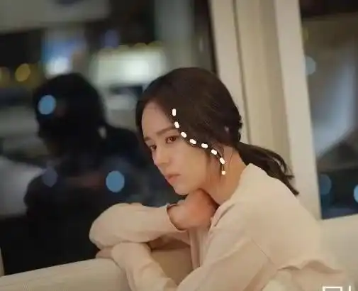 军嫂张馨予难得风情万种重回长发彻底认不出,穿红裙比婚前还美
