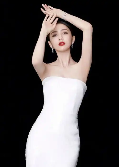 黑裙out了白裙才够惊艳,李沁清纯又火热,佟丽娅风情万种
