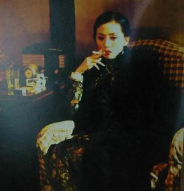 真正的女神级人物风情万种,吸烟都是带感的
