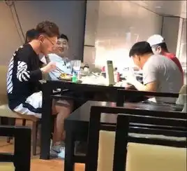 王思聪现身蹦迪搂着美女疯狂摇摆,含情脉脉看着对方像恋爱了
