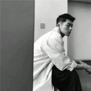 男生头像冷酷忧伤伤感你一笑就晴朗像午后的阳光,男生头像图片
