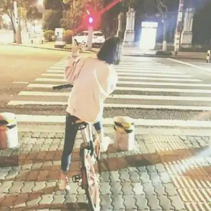 好看的微信背影情侣头像高清一男一女
