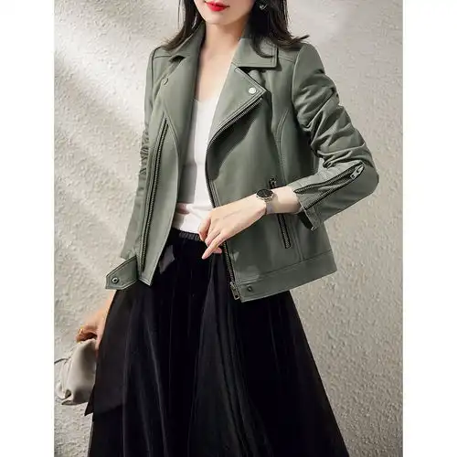 70女人秋季就是要穿嫩些薄外套配休闲裤,时髦又减龄

