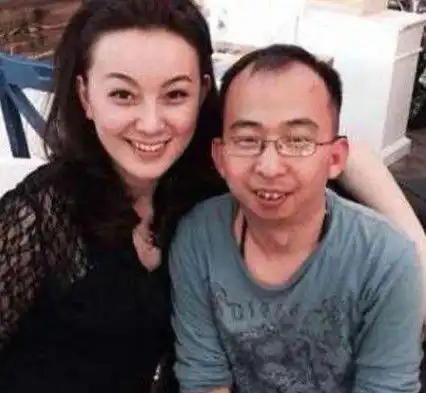 他是最丑男星,当26年配角成导演,如今娶美娇妻生活幸福
