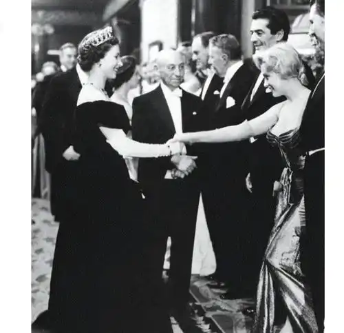 1956年,一位活到36岁一位活到96岁,看来风情万种活不过端庄优雅
