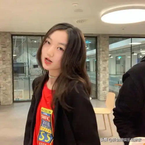 那英14岁女儿正脸罕见曝光,气质酷似李嫣,大长腿像极了小苹果
