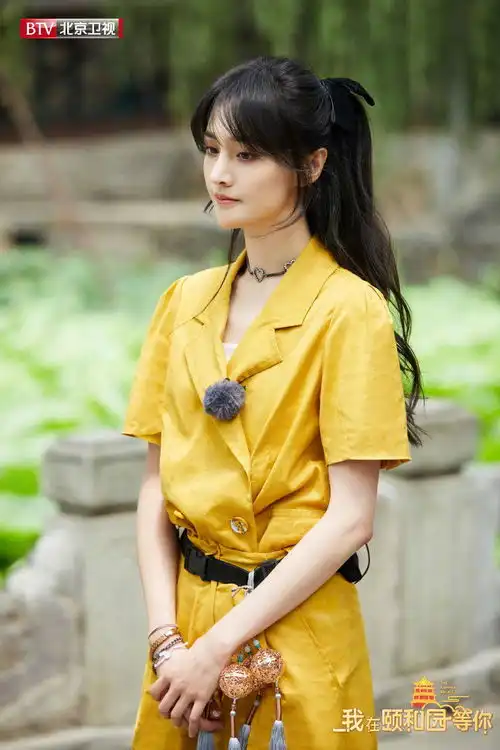 郑爽还是那么瘦,一袭黑色波点长裙风情万种,复古港风美女上线
